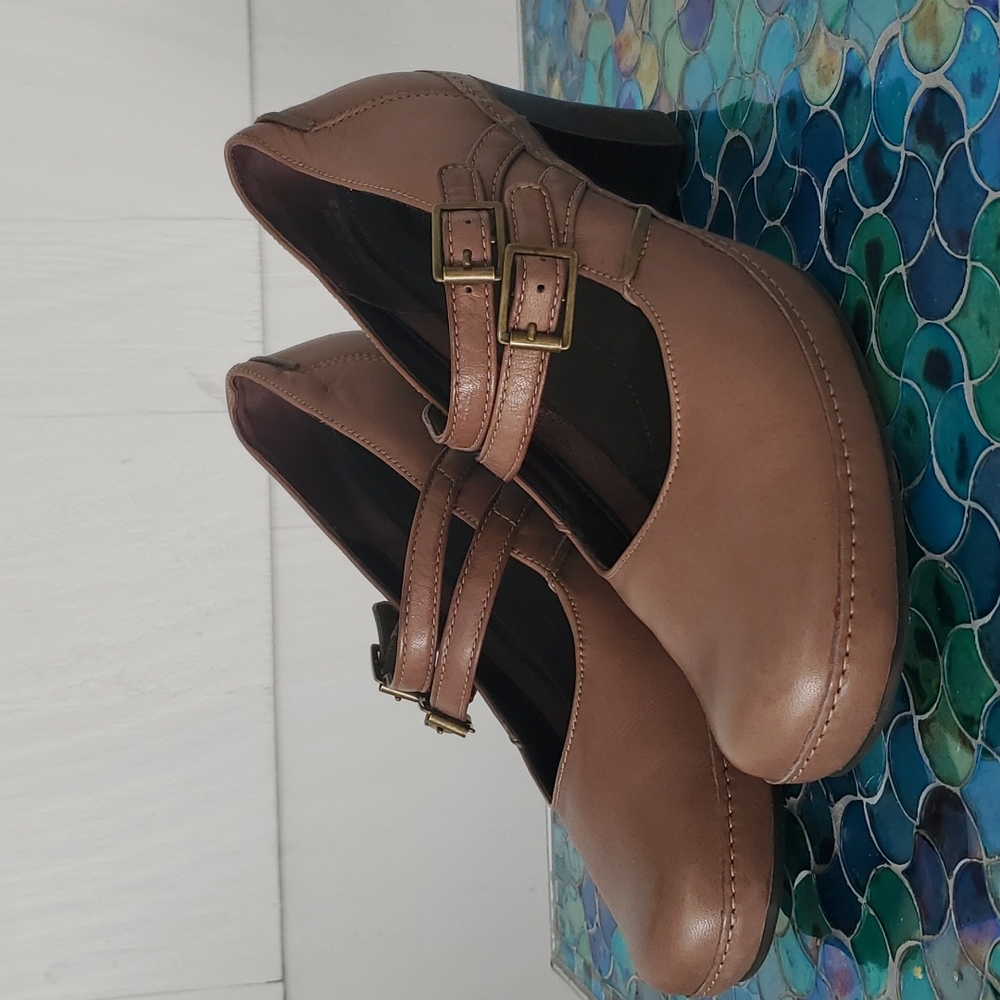 Brown clarks w straps